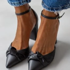 Γόβες με μπαρέτα και κόμπο VIZZANO 1285.424 - Μαύρο 10 Γόβες με μπαρέτα και κόμπο VIZZANO 1285.424 - Μαύρο -Γόβες Εκπτώσεις goves anoixtes me kompo vizzano 1285424 106440 hi0c