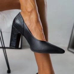 Γόβες μυτερές με ανάγλυφο σχέδιο VIZZANO 1285.431 - Μαύρο -Γόβες Εκπτώσεις goves muteres me anaglufo sxedio vizzano 1285431 106450 sjo9 1