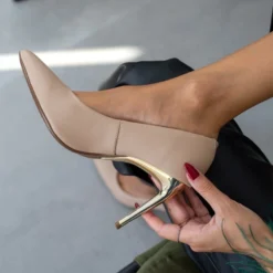 Γόβες μυτερές με μεταλλικό τακούνι VIZZANO 1344.200 - Μπεζ -Γόβες Εκπτώσεις goves muteres me metalliko takouni vizzano 1344200 106417 1n6e