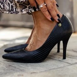 Γόβες μυτερές με Pattern VIZZANO 1184.1101 - Μαύρο -Γόβες Εκπτώσεις goves muteres me pattern vizzano 11841101 106464 un8t