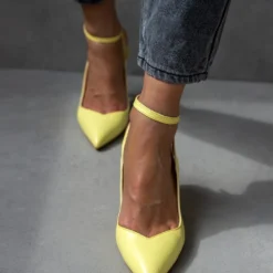 Γόβες μυτερές με λουράκι Tfp - Λεμονί -Γόβες Εκπτώσεις goves muteres tfp me louraki 100902 tx60 1