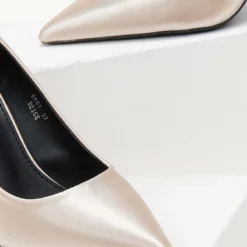 The Fashion Project Γόβες σατέν μυτερές - Μπεζ 11 The Fashion Project Γόβες σατέν μυτερές - Μπεζ -Γόβες Εκπτώσεις goves saten me gualistero takouni 106638 jouw