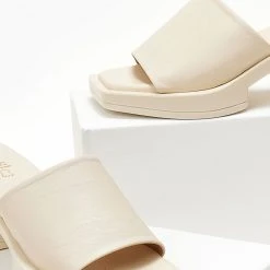 Mules δερμάτινα με χαμηλό τακούνι Estil - Ζαχαρί -Γόβες Εκπτώσεις mules estil dermatina me xamilo takouni 104491 zkxm