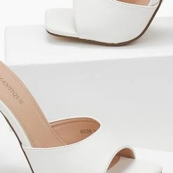 The Fashion Project Mules καρέ με γυαλιστερό τακούνι - Λευκό 7 The Fashion Project Mules καρέ με γυαλιστερό τακούνι - Λευκό -Γόβες Εκπτώσεις mules kare me gualistero takouni 103837 u3jg