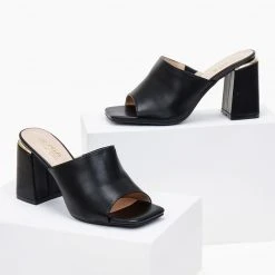 The Fashion Project Mules με μεταλλική λεπτομέρεια - Μαύρο 11 The Fashion Project Mules με μεταλλική λεπτομέρεια - Μαύρο -Γόβες Εκπτώσεις mules me metalliki leptomereia 101375 2uoe