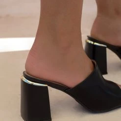 The Fashion Project Mules με μεταλλική λεπτομέρεια - Μαύρο 9 The Fashion Project Mules με μεταλλική λεπτομέρεια - Μαύρο -Γόβες Εκπτώσεις mules me metalliki leptomereia 101375 ihno 1