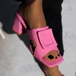 The Fashion Project Mules με τετράγωνη αγκράφα - Φούξια -Γόβες Εκπτώσεις mules me tetragwni agkrafa 101470 na9s 1