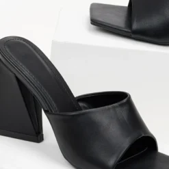 The Fashion Project Mules με τρίγωνο τακούνι - Μαύρο -Γόβες Εκπτώσεις mules me trigwno takouni 100144 34ll