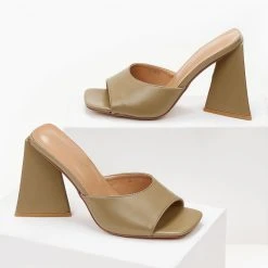 The Fashion Project Mules με τρίγωνο τακούνι - Λαδί -Γόβες Εκπτώσεις mules me trigwno takouni 102795 xm2n