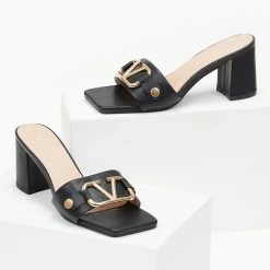 The Fashion Project Mules σε καρέ γραμμή με μεταλλικό διακοσμητικό - Μαύρο -Γόβες Εκπτώσεις mules se kare grammi me metalliko diakosmitiko 99730 dmdx