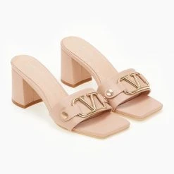 The Fashion Project Mules σε καρέ γραμμή με μεταλλικό διακοσμητικό - Nude -Γόβες Εκπτώσεις mules se kare grammi me metalliko diakosmitiko 99731 3w7a