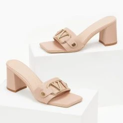 The Fashion Project Mules σε καρέ γραμμή με μεταλλικό διακοσμητικό - Nude -Γόβες Εκπτώσεις mules se kare grammi me metalliko diakosmitiko 99731 7df1