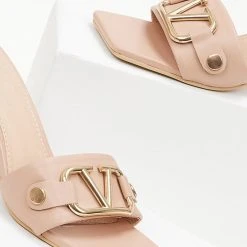 The Fashion Project Mules σε καρέ γραμμή με μεταλλικό διακοσμητικό - Nude -Γόβες Εκπτώσεις mules se kare grammi me metalliko diakosmitiko 99731 eh59