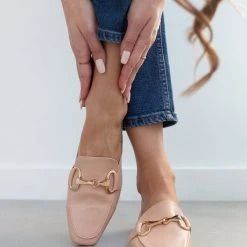 The Fashion Project Mules Flat με μεταλλικό διακοσμητικό - Nude -Γόβες Εκπτώσεις mules xwris takouni me metalliko diakosmitiko 99782 3jlj