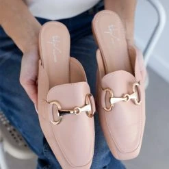 The Fashion Project Mules Flat με μεταλλικό διακοσμητικό - Nude -Γόβες Εκπτώσεις mules xwris takouni me metalliko diakosmitiko 99782 idzk