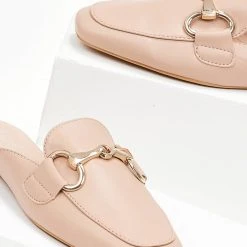 The Fashion Project Mules Flat με μεταλλικό διακοσμητικό - Nude -Γόβες Εκπτώσεις mules xwris takouni me metalliko diakosmitiko 99782 mkzl