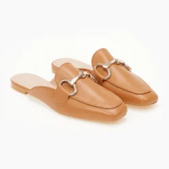 The Fashion Project Mules Flat με μεταλλικό διακοσμητικό - Κάμελ -Γόβες Εκπτώσεις mules xwris takouni me metalliko diakosmitiko 99783 4pk3