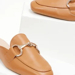The Fashion Project Mules Flat με μεταλλικό διακοσμητικό - Κάμελ -Γόβες Εκπτώσεις mules xwris takouni me metalliko diakosmitiko 99783 5jtc