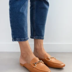 The Fashion Project Mules Flat με μεταλλικό διακοσμητικό - Κάμελ -Γόβες Εκπτώσεις mules xwris takouni me metalliko diakosmitiko 99783 ecml