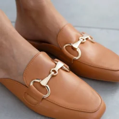 The Fashion Project Mules Flat με μεταλλικό διακοσμητικό - Κάμελ -Γόβες Εκπτώσεις mules xwris takouni me metalliko diakosmitiko 99783 grdk