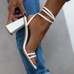 The Fashion Project Πέδιλα καρέ με λεπτά λουράκια - Λευκό -Γόβες Εκπτώσεις pedila kare me lepta lourakia 104666 mytd