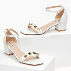 The Fashion Project Πέδιλα καρέ με μεταλλικά στοιχεία - Λευκό -Γόβες Εκπτώσεις pedila kare me metallika stoixeia 99901 c541