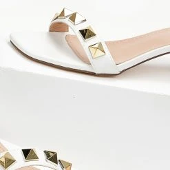 The Fashion Project Πέδιλα καρέ με μεταλλικά στοιχεία - Λευκό -Γόβες Εκπτώσεις pedila kare me metallika stoixeia 99901 yhwk