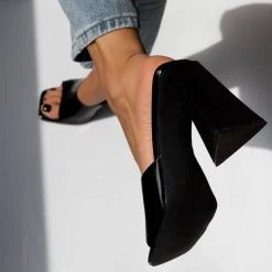 The Fashion Project Mules λουστρίνι με φαρδιά φάσα - Μαύρο 13 The Fashion Project Mules λουστρίνι με φαρδιά φάσα - Μαύρο -Γόβες Εκπτώσεις pedila loustrini me fardia fasa 101452 jrmz