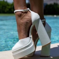 The Fashion Project Πέδιλα με διπλή φιάπα και μπαρέτα - Λευκό -Γόβες Εκπτώσεις pedila me dipli fiapa kai mpareta 103643 3ely 1