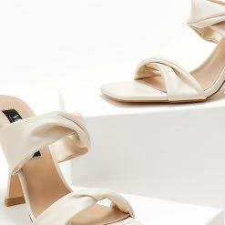 The Fashion Project Πέδιλα με διχρωμία στις φάσες - Μπεζ -Γόβες Εκπτώσεις pedila me dixrwmia stis fases 104637 858b