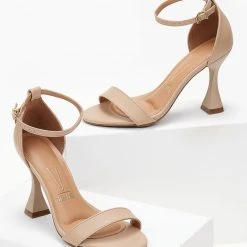 Πέδιλα με κλειστή φτέρνα και μπαρέτα VIZZANO 6462.101 - Μπεζ -Γόβες Εκπτώσεις pedila me kleisti fterna kai mpareta vizzano 64621 103016 9vaj