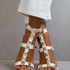 The Fashion Project Πέδιλα με μπαρέτα και μεταλλικά τρουκς - Λευκό -Γόβες Εκπτώσεις pedila me mpareta kai metallika trouks 104641 3k9r