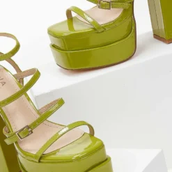 The Fashion Project Πέδιλα Platform λουστρίνι με λεπτά λουράκια - Λαχανί -Γόβες Εκπτώσεις pedila platform loustrini me lepta lourakia 103915 g0ov