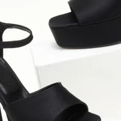 Πέδιλα Platform με μπαρέτα TFP - Μαύρο 17 Πέδιλα Platform με μπαρέτα TFP - Μαύρο -Γόβες Εκπτώσεις pedila platform me mpareta tfp 107798 rf7s