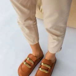 The Fashion Project Σαμπώ με μεγάλο διακοσμητικό - Κάμελ -Γόβες Εκπτώσεις sampw me megalo diakosmitiko 99973 pxmy