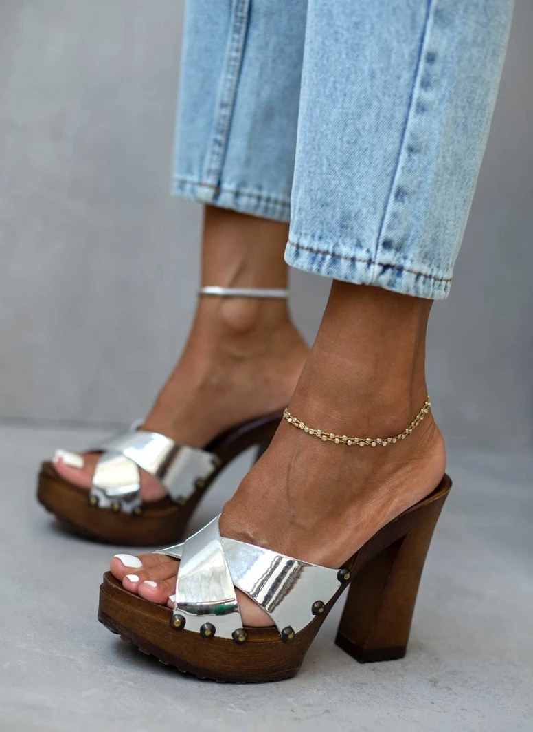 The Fashion Project Τσόκαρα με χιαστί φάσες και τρουκς - Ασημί 1 The Fashion Project Τσόκαρα με χιαστί φάσες και τρουκς - Ασημί